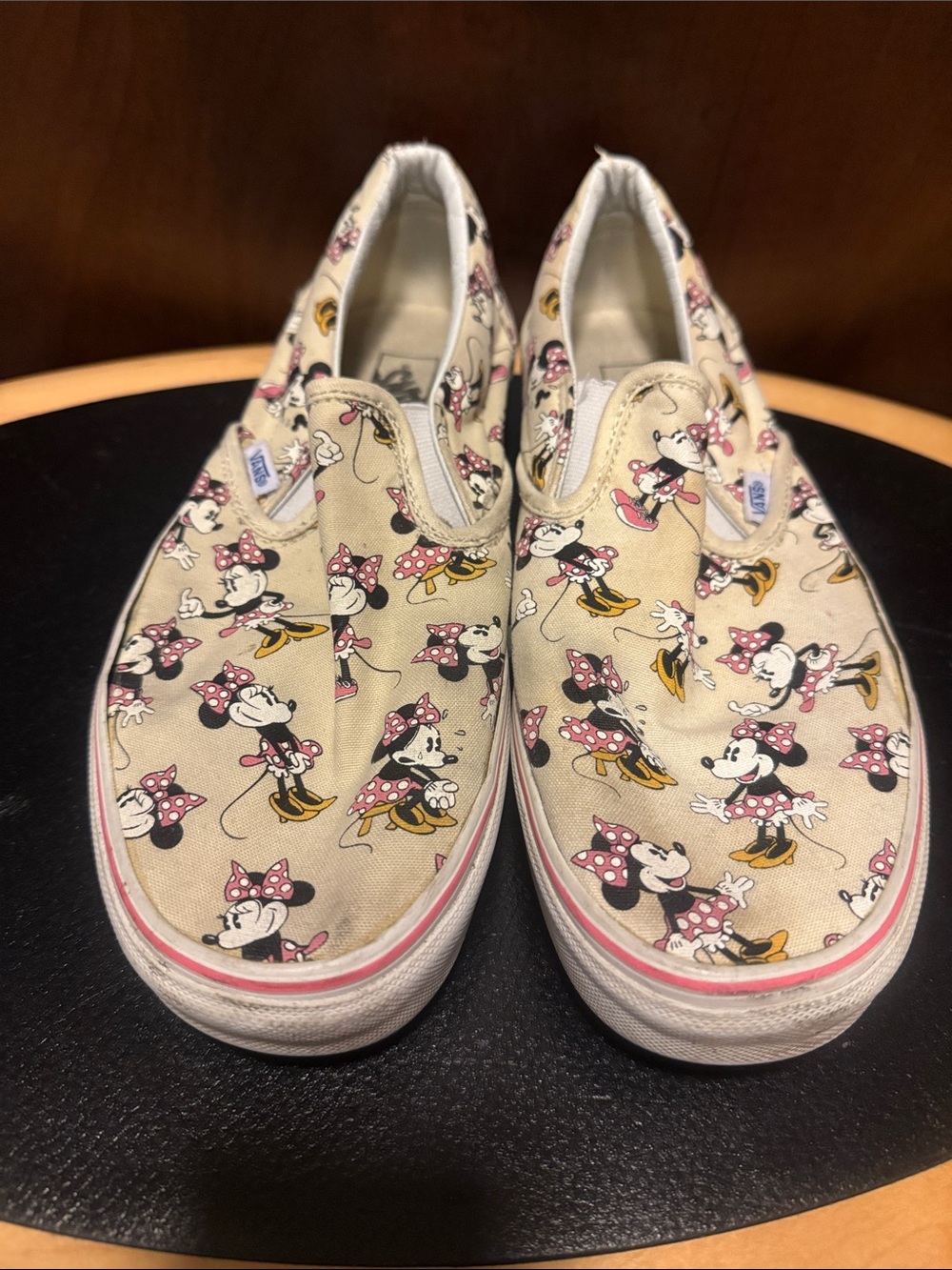 Vans Slip-On Sneakers - Minnie Mouse Print in Cream size 10